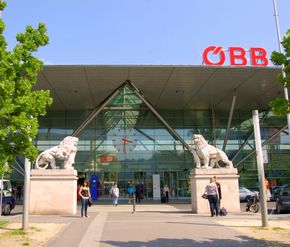 Haupteingang des Hauptbahnhofs mit den Löwenfiguren