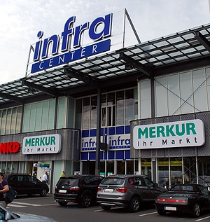 Infra Center an der B1 (Salzburger Straße)