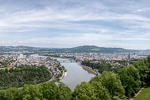 Linz, von der Franz-Josefs-Warte, Blickrichtung Osten. Mittig die Donau, im Hintergrund das bergige Mühlviertel mit dem markanten Pfenningberg