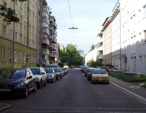 Die Grünauerstraße von der Khevenhüllerstraße, Blick Richtung Nordosten