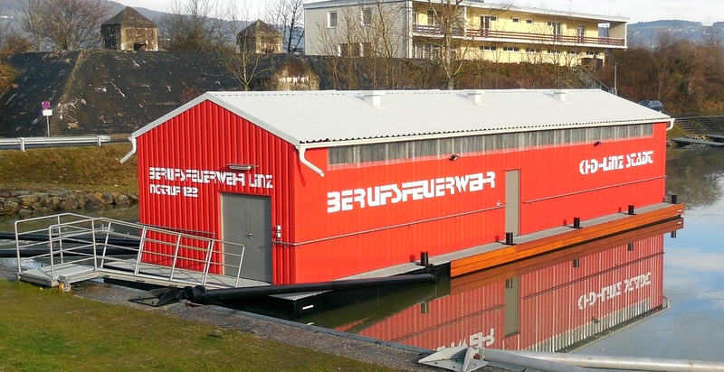 Datei:Bootshaus Berufsfeuerwehr Linz Winterhafen.jpg