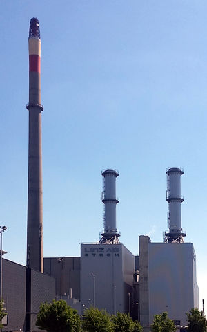 Fernheizkraftwerk von der Nähe gesehen, vom Cineplexx an der Industriezeile