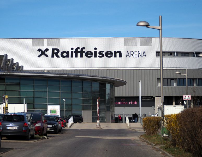 Datei:Raiffeisen Arena Business Club.jpg