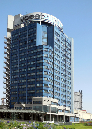 Blauer Turm mit voestalpine-Schriftzug, Blick Richtung Südosten (2014)