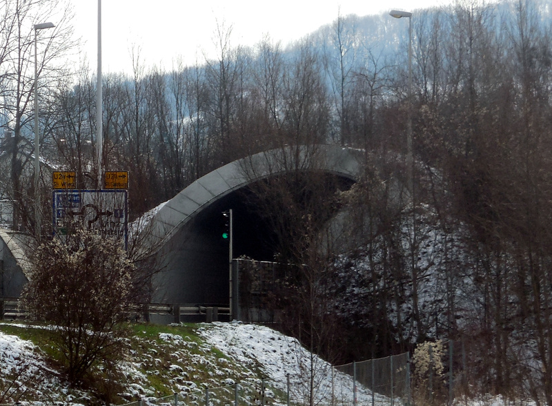 Datei:Nordwestportal Mona-Lisa-Tunnel.jpg