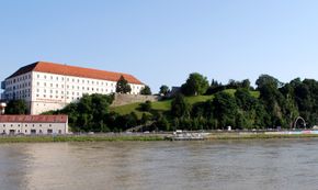 Schlossberg, vom linken (Urfahraner) Donauufer aus gesehen