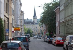 Volksfeststraße, Blick Richtung Westen zum Hessenplatz und zur Martin-Luther-Kirche