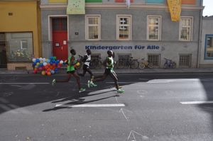 Läufer während des Linz-Marathons an der Humboldtstraße, ca 2011.