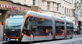 Doppelgelenk-Bus der Linie 45 an der Haltestelle Mozartkreuzung