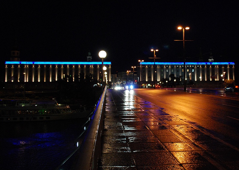 Datei:Brückenkopfgebäude Nibelungenbrücke Nacht.jpg