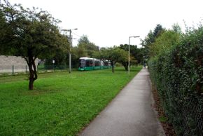 Tschernemblweg mit einer Straßenbahn-Garnitur