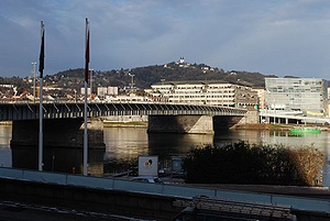 Die Nibelungenbrücke verbindet das Linzer Zentrum mit Alt-Urfahr.