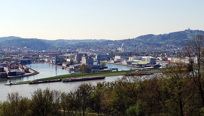 Datei:Linzer Hafen vom Pfenningberg.jpg