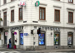 Resch-Apotheke, früherer Standort am Bernaschekplatz/Rudolfstraße
