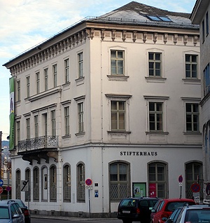 Das Stifterhaus vom Adalbert-Stifter-Platz gesehen