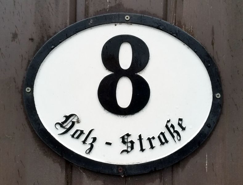 Datei:Historische Hausnummerntafel Holzstrasse.jpg