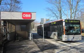 Bus der Linie 25 bei der Bahnhaltestelle Oed