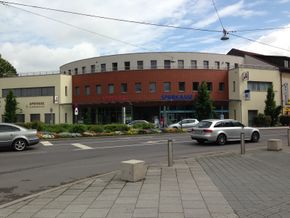 Die Apotheke befindet sich im Ärztezentrum Kleinmünchen an der Dauphinestraße