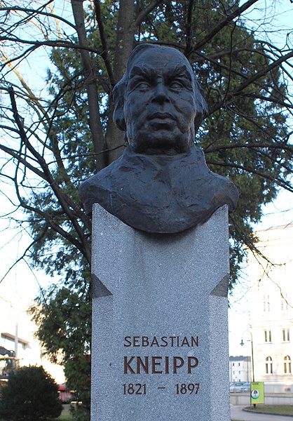 Datei:Sebastian-Kneipp-Denkmal Volksgarten.jpg