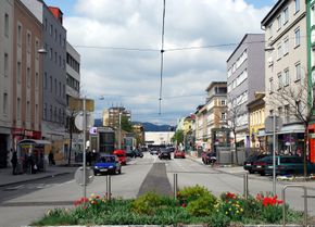 Wiener Straße bei der Kreuzung mit der Unionstraße, Blick zum nördlichen Ende der Straße beim Musiktheater