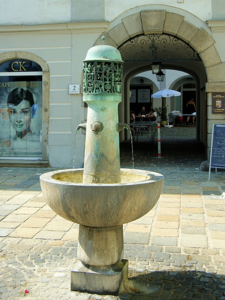 Datei:Brunnen am Landhausplatz - Bild von Otmar Helmlinger .jpg