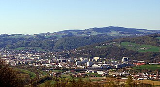 Blick über St. Magdalena; Links und im Hintergrund St. Magdalena, in der Bildmitte und rechts unten Katzbach, rechts oben Elmberg