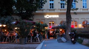 l'Osteria, abends, mit Gastgarten an der Promenade