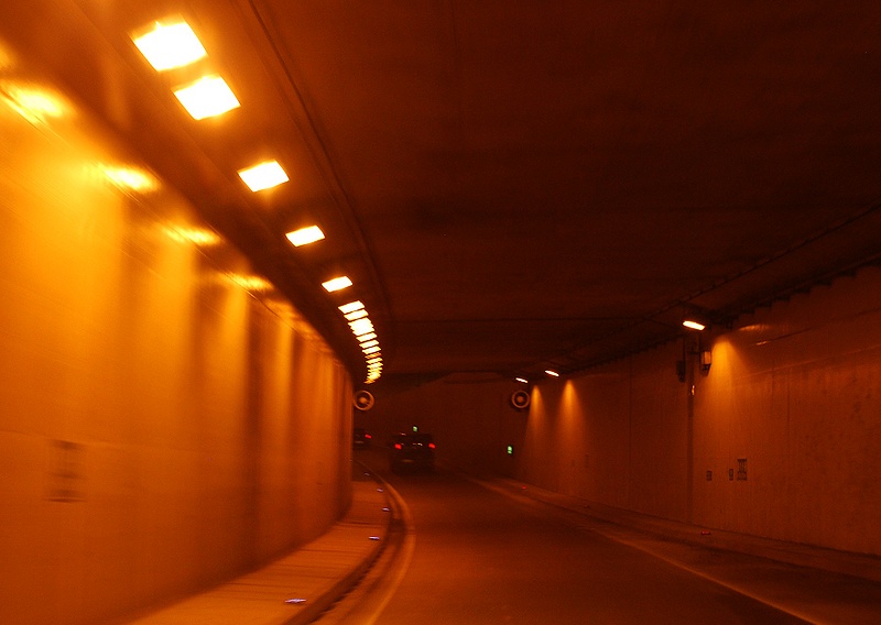 Datei:Tunnel Niedernhart von Westbrücke.jpg