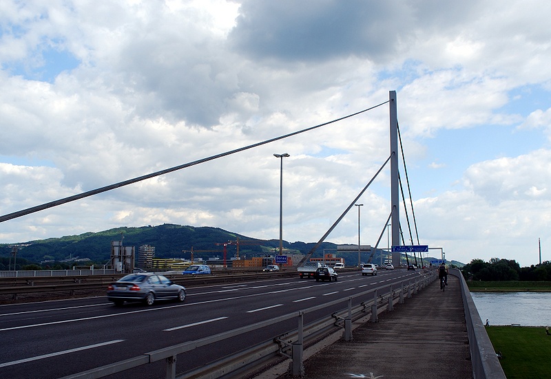 Datei:VÖEST-Brücke Fahrbahn.jpg