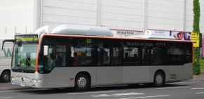 Bus der Linie 33 in der Haltestelle Altenberger Straße