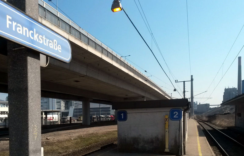 Datei:Bahnhaltestelle Franckstraße.jpg