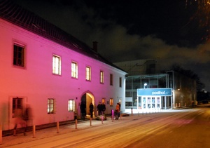 Außenansicht des Posthof, nachts. Links das Hauptgebäude, rechts der "Große Saal"