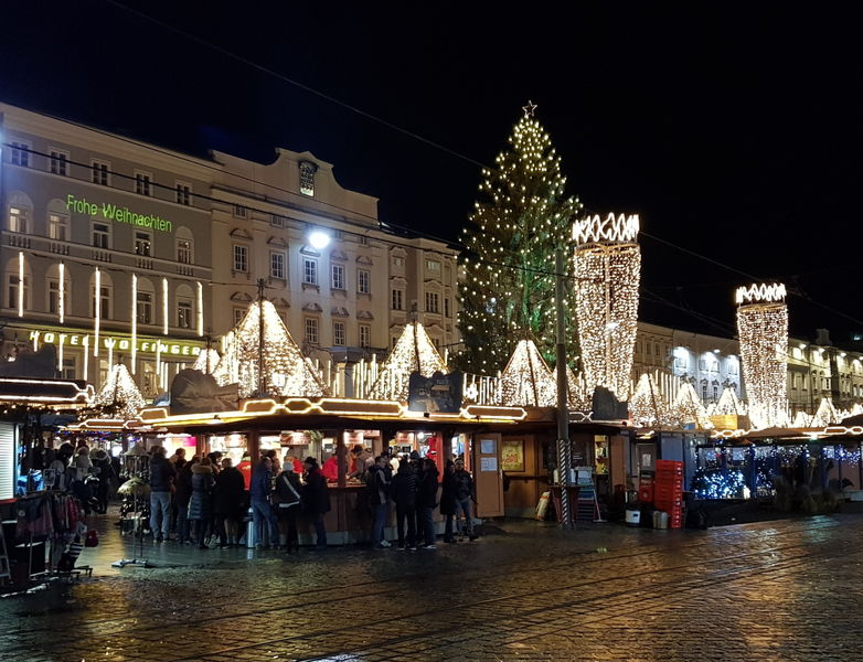 Datei:Weihnachtsmarkt Hauptplatz 2019.jpg