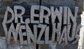 Namenszug Erwin-Wenzl-Haus in Erinnerung an den ehemaligen Landeshauptmann Erwin Wenzl