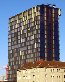 Der Power Tower von der Weingartshofstraße gesehen, rechts die Südwestfasade mit den Solarmodulen