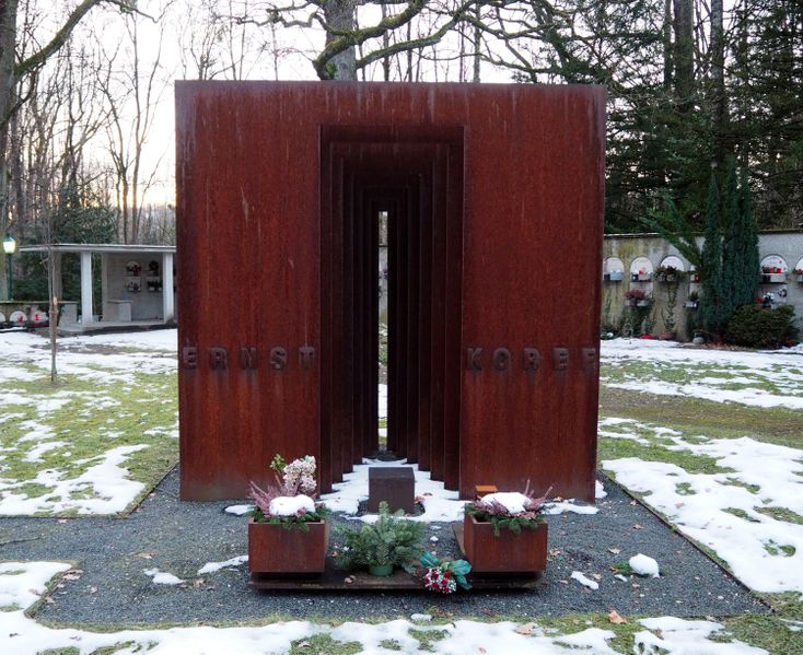 Datei:Ernst Koref Denkmal Urnenhain.jpg