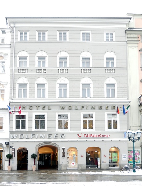 Datei:Hauptplatz 19 Hotel Wolfinger.jpg