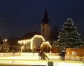 Leondinger Stadtplatz Eislaufen Weihnachtsbeleuchtung.jpg