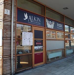 Bestattungsunternehmen Alkin, ehemalige Filialen am Lunaplatz, Solar City