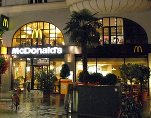 McDonald's-Filiale am Taubenmarkt (nachts)