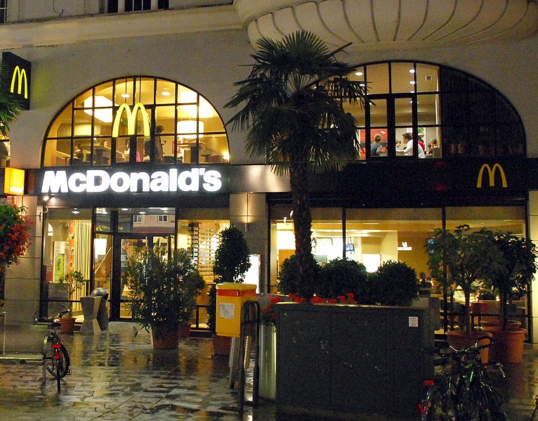 Datei:McDonalds Filiale Taubenmarkt Nachts.jpg