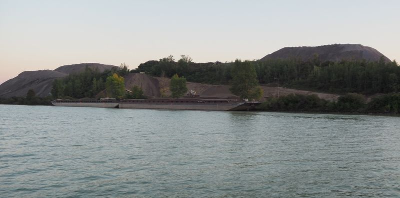 Datei:Voestalpine Schlackeberge Donau.jpg