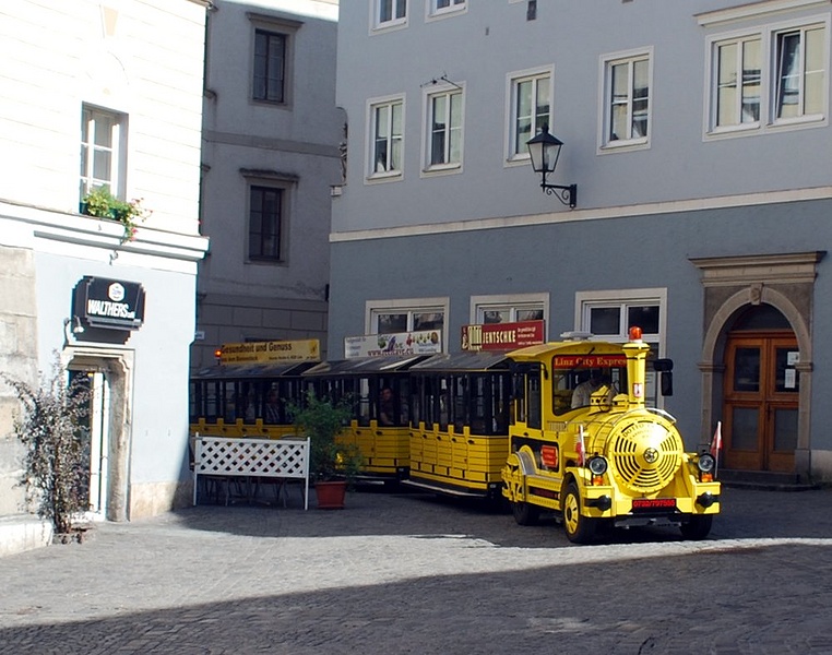 Datei:Linz City Express in der Altstadt.jpg